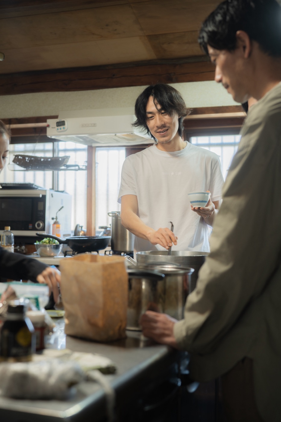 仲間と台所に立つ古川十豊